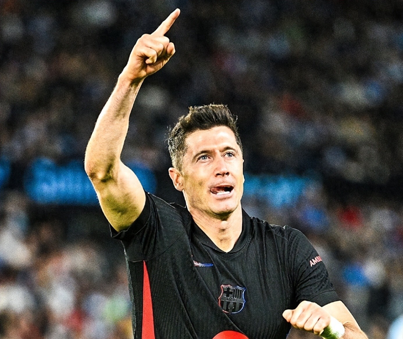 南宫28-关于莱万多夫斯基重返赛场，反败为胜首场状态出色，加拿大队观众沸腾！比赛高潮迭起的信息